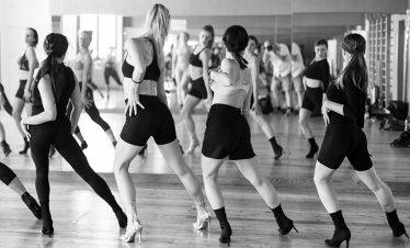 Séance de danse collective dans une ambiance conviviale