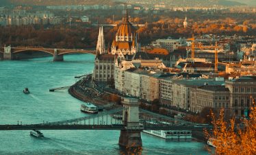 Vacanciers découvrant une danse locale en voyage